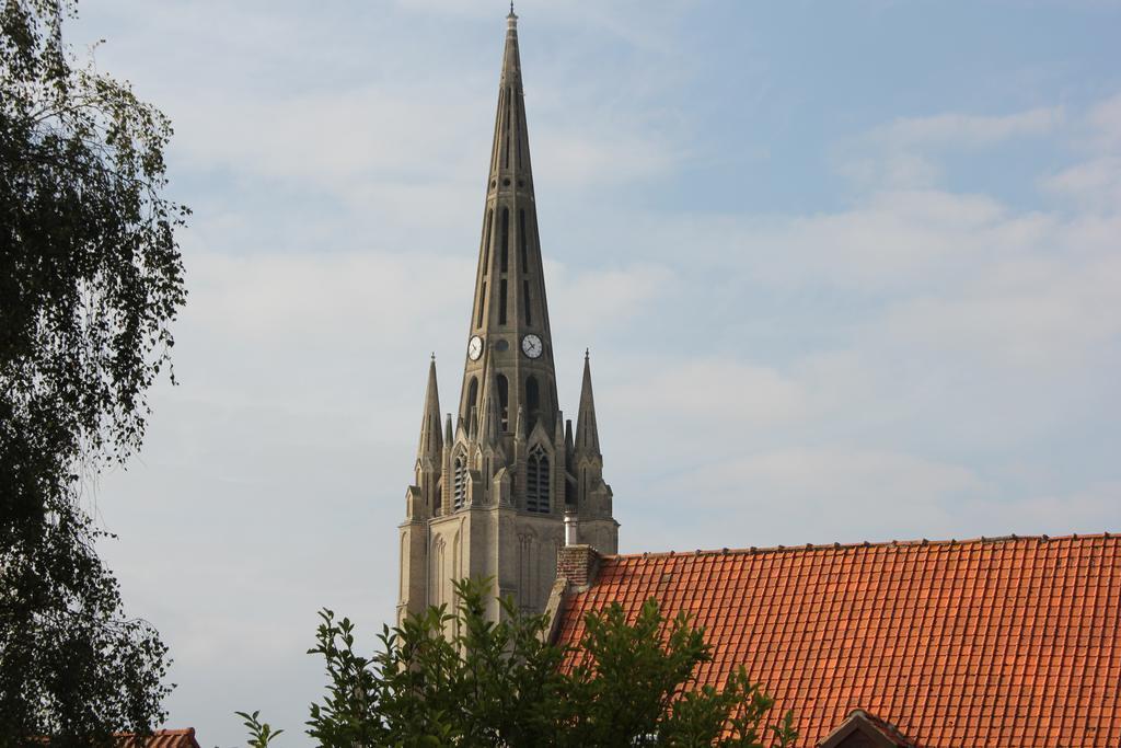 Au Coeur Des Hôtes Steenvoorde Buitenkant foto