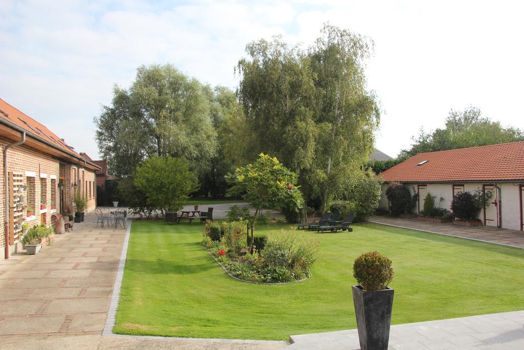 Au Coeur Des Hôtes Steenvoorde Buitenkant foto