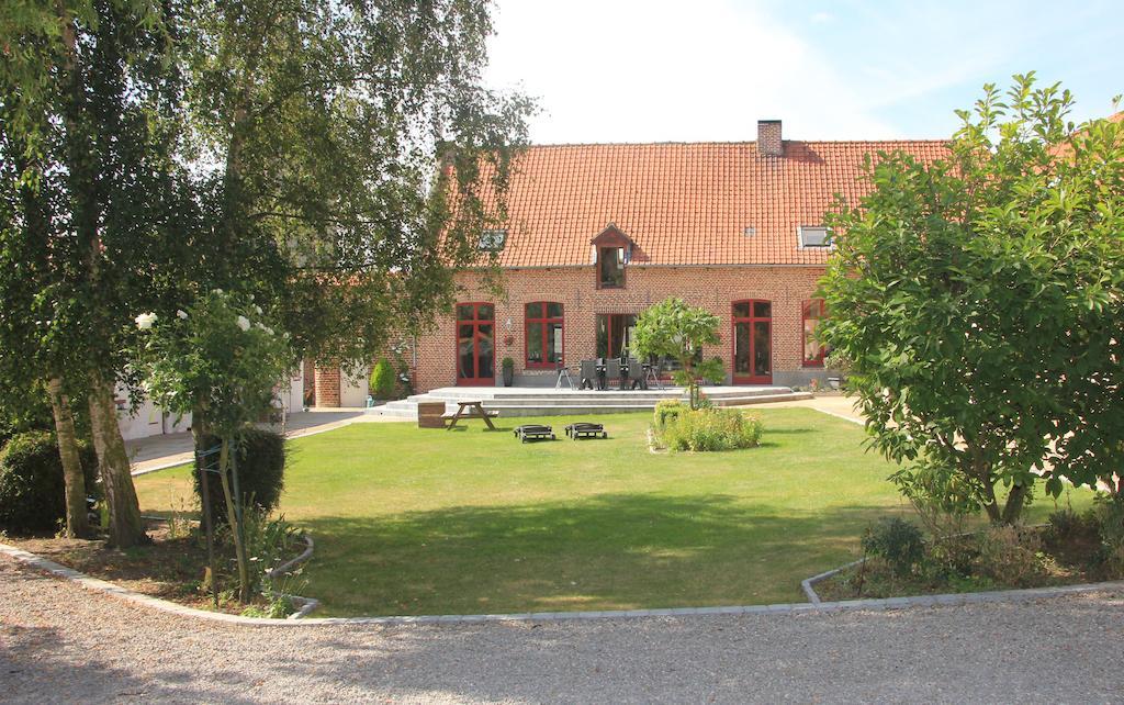 Au Coeur Des Hôtes Steenvoorde Buitenkant foto