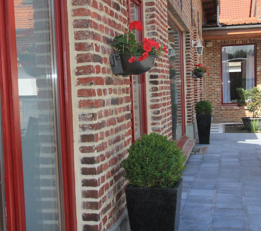 Au Coeur Des Hôtes Steenvoorde Buitenkant foto